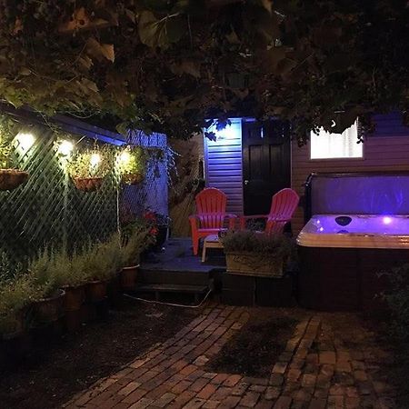 Love-Nest With Private Hot Tub Toronto Extérieur photo