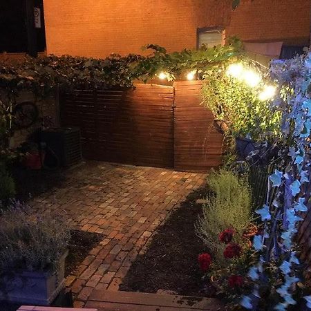 Love-Nest With Private Hot Tub Toronto Extérieur photo