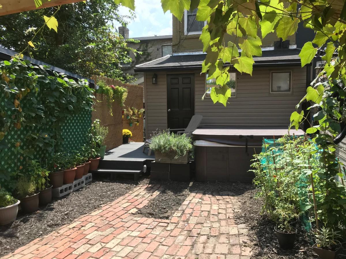 Love-Nest With Private Hot Tub Toronto Extérieur photo