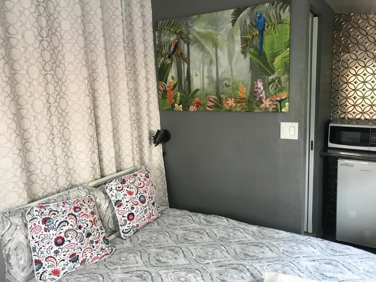 Love-Nest With Private Hot Tub Toronto Extérieur photo