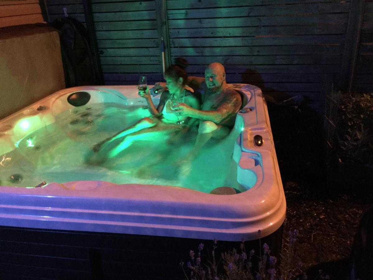Love-Nest With Private Hot Tub Toronto Extérieur photo